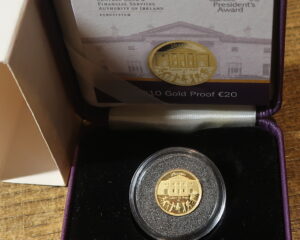 IRELAND: TWENTY EURO GOLD GAISCE COIN 2010 .  25TH  ANNIVERSARY OF PRESIDENT'S AWARDS