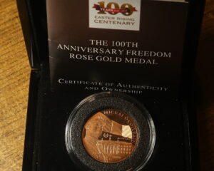 IRELAND : 100TH. ANNIVERSARY FREEDOM  GOLD MEDAL. 9CT.