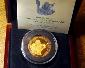 IRELAND :  BRIAN BORU 9CT GOLD MEDALLION.  LAST KING OF IRELAND. 1014-2014.