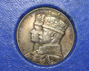 GREAT BRITAIN : SILVER JUBILEE COMMEMORATIVE MEDAL 1935.  GEORGE V & MARY