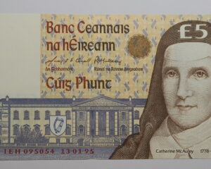 IRELAND FIVE POUND NOTE 13.1.1995. C. SERIES   CATHERINE McAULEY.