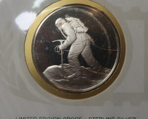 SILVER PROOF MEDALLION 25TH ANNIVERSARY CONQUEST OF MT. EVEREST. INTERNATIONAL SOCIETY OF POSTMASTERS .
